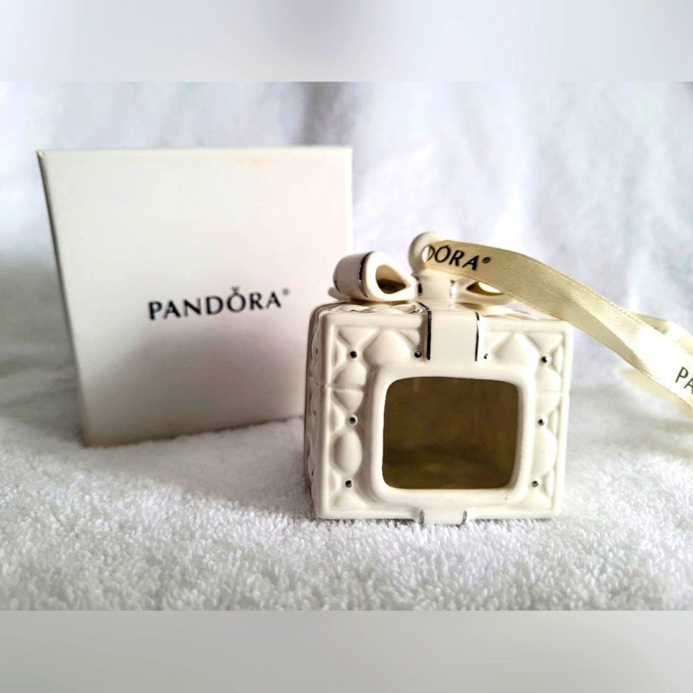 Pandora 2016 Seasonal ceramic Ornament & Jewelry Box
